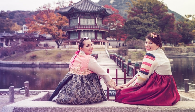 hanbok : femme vêtue d'un hanbok coloré traditionnel coréen