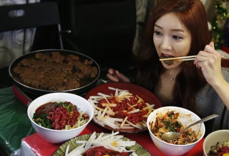 mokbang : créateur de contenu mangeant en direct devant un écran