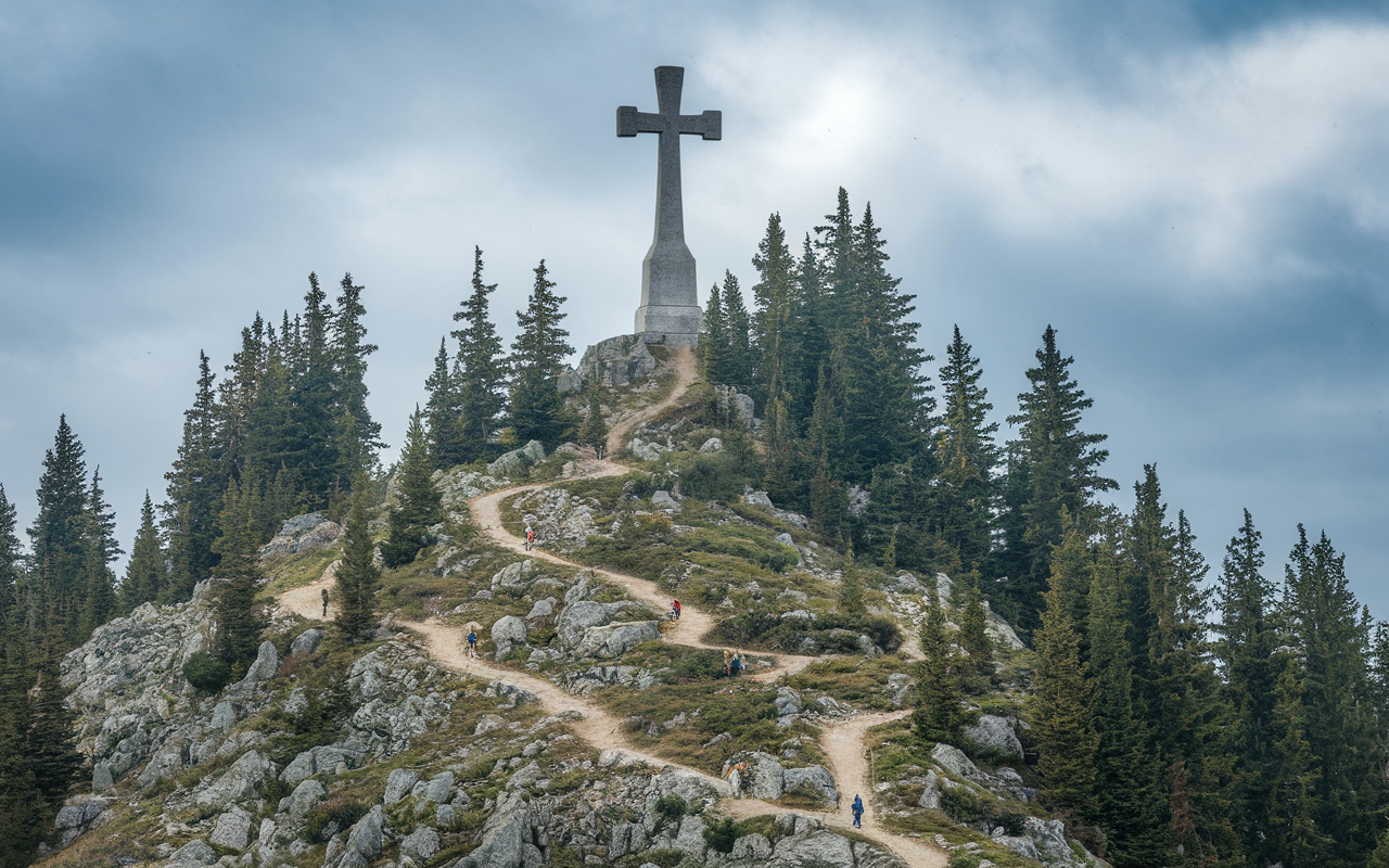 Croix de Lorraine sommet pignon Maquisards 25 Bosses