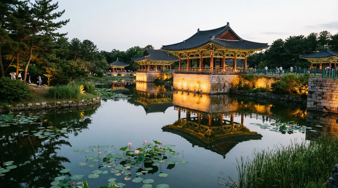 Vue crepusculaire etang Anapji reflets lotus pavillons