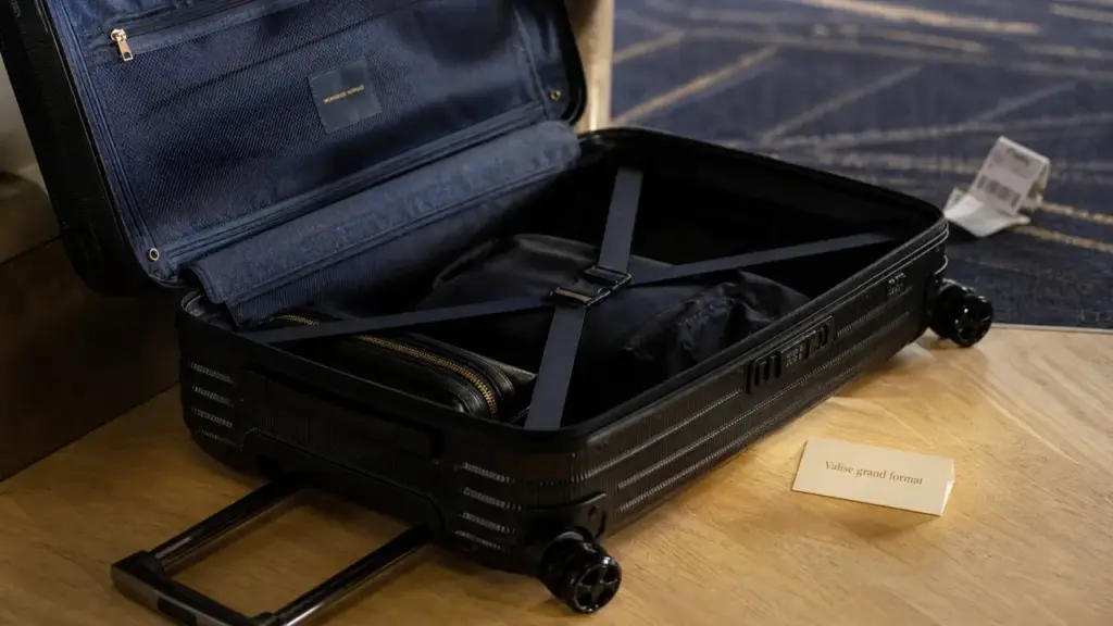 Valise grand format avec 4 roues en soute