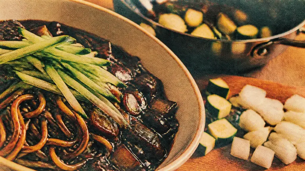 Jajangmyeon recette : bol de nouilles épaisses à sauce noire brillante