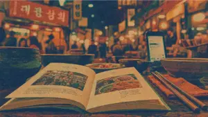 Vivre la Corée Soo Kim : livre coréen, bols et marché urbain flou