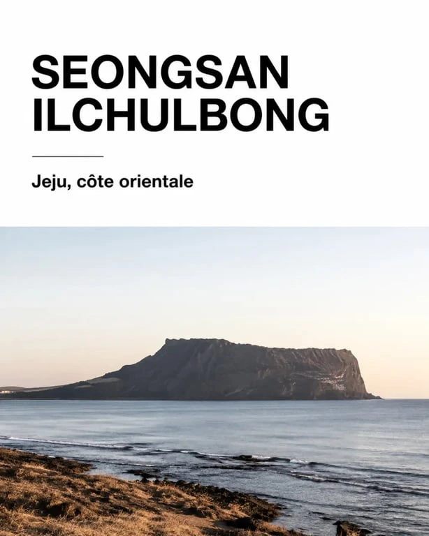 Jeju Seongsan Ilchulbong vu depuis la côte avec sa silhouette volcanique face à la mer